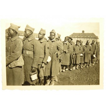 Photo of Moroccans - French soldiers receiving food in Stalag. Espenlaub militaria